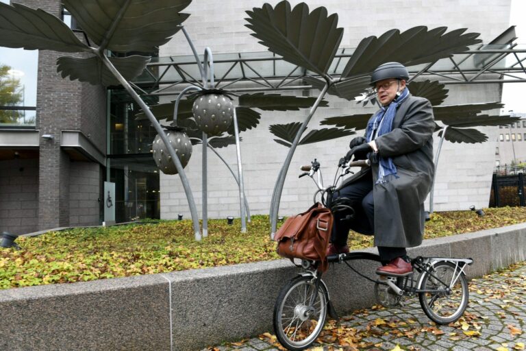 Kokoomuksen Juhana Vartiainen saapuu työpaikalleen