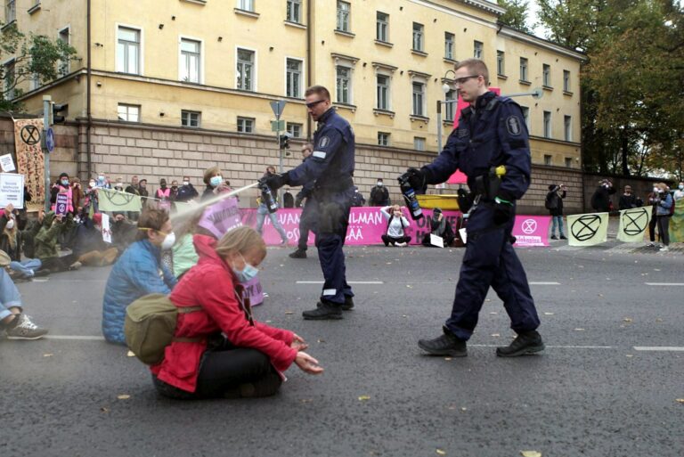 Helsingin poliisi käytti kaasusumutetta ilmastomielenosoittajia vastaan - Poliisijohtaja: Suhtaudumme arvosteluun vakavasti