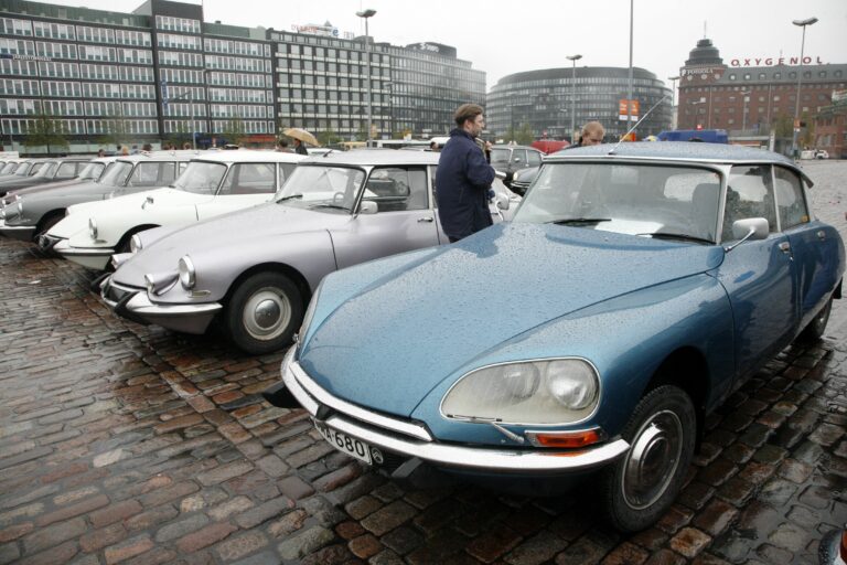 Citroen DS 50 vuotta Suomessa juhlaparaati