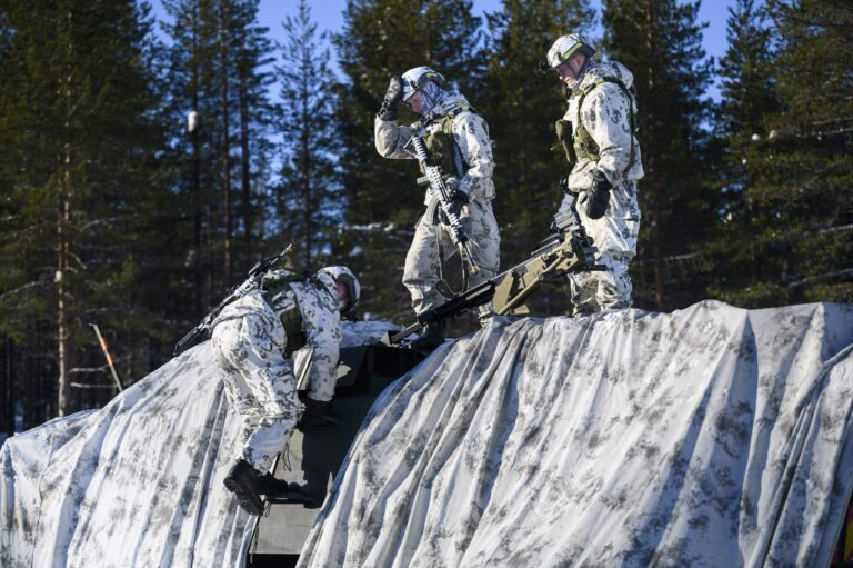 Mediatilaisuus Jääkäriprikaatin arktisesta koulutuksesta USA:n joukoille