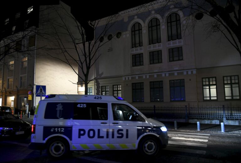 Poliisit vartiossa Helsingin synagogan ulkopuolella