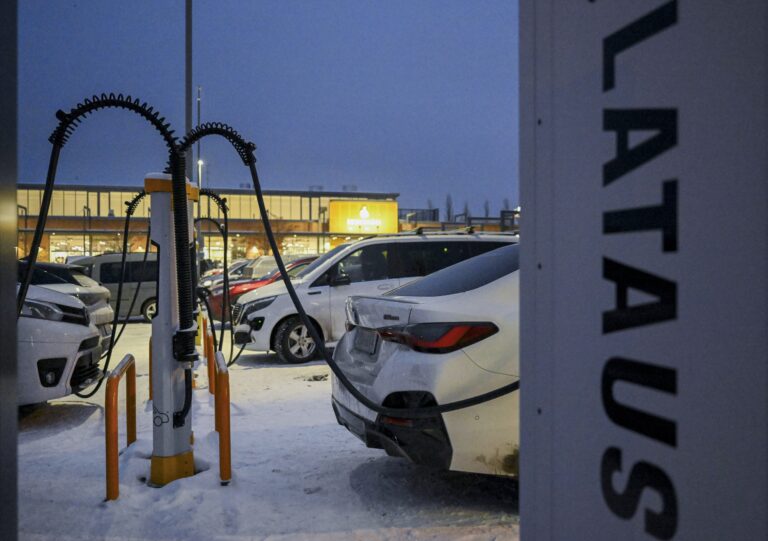 Kuolevatko bensa-asemat kartalta, kun tulevaisuudessa sähköautot ladataan kotona?