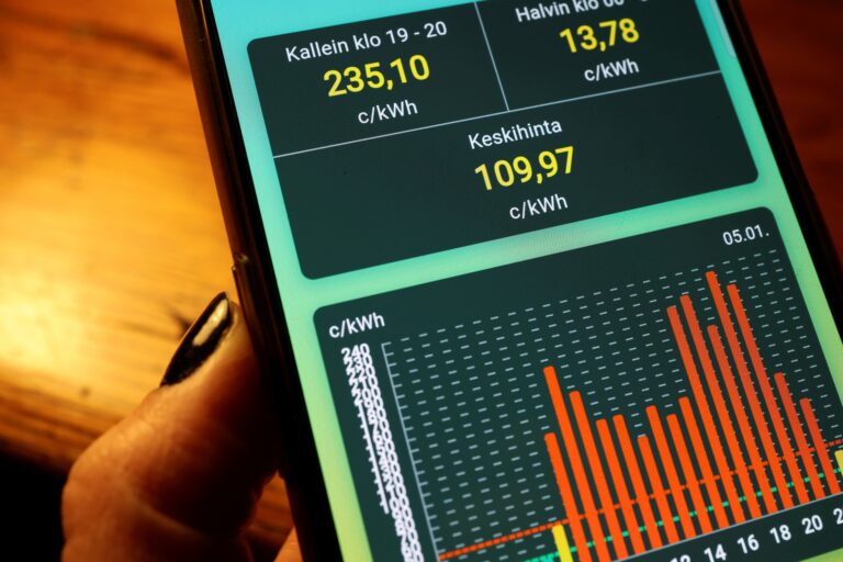 Sähkön hinta huomenna korkeimmillaan 235 senttiä kilowattitunnilta