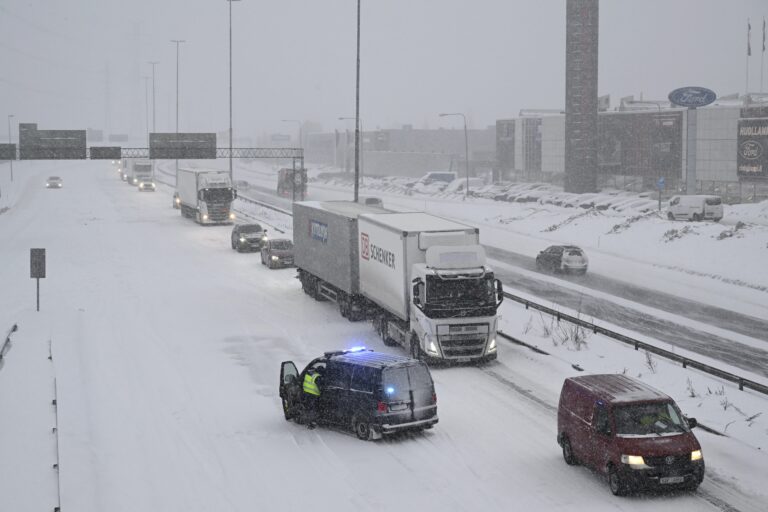 Huono ajokeli lumisateen takia