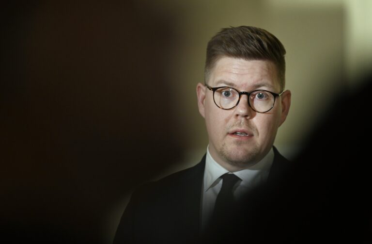 SDP:n puheenjohtaja Antti Lindtman median tavattavissa