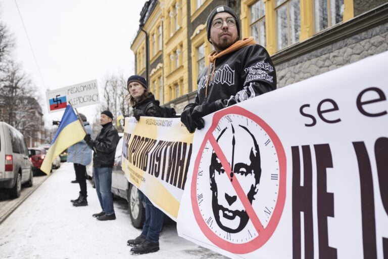 Voters outside Russian Embassy in Helsinki