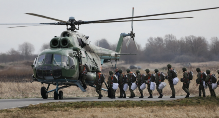 Marines_of_the_Baltic_Fleet_practice_airborne_assault