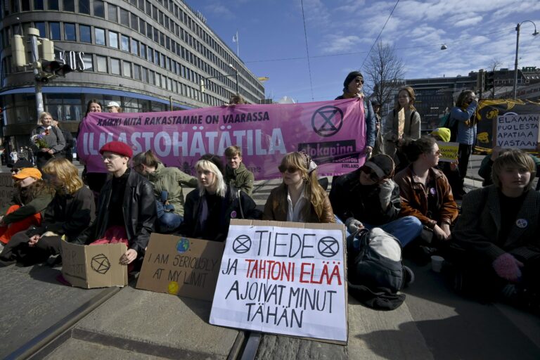 Elokapina on ilmoittanut palaavansa kaduille - Ylikulutuskapina klo 16 Lasipalatsin edustalla Helsingin Mannerheimintiellä