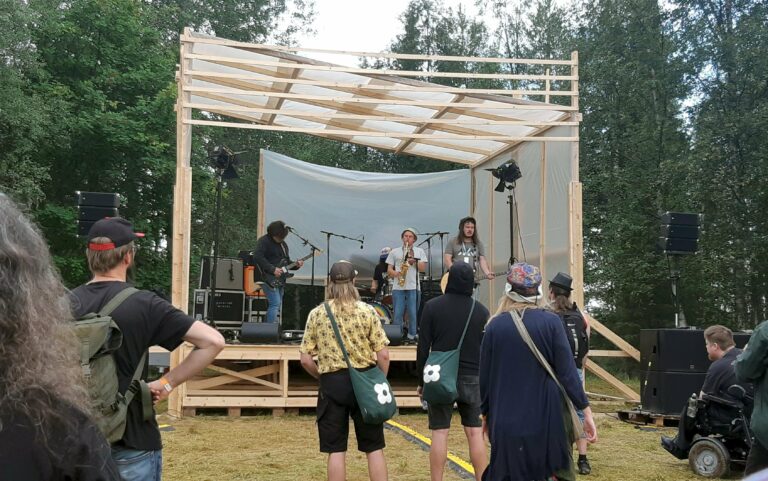 Epäjohdonmukaisten tanssiaiset -festivaali Kuusamossa