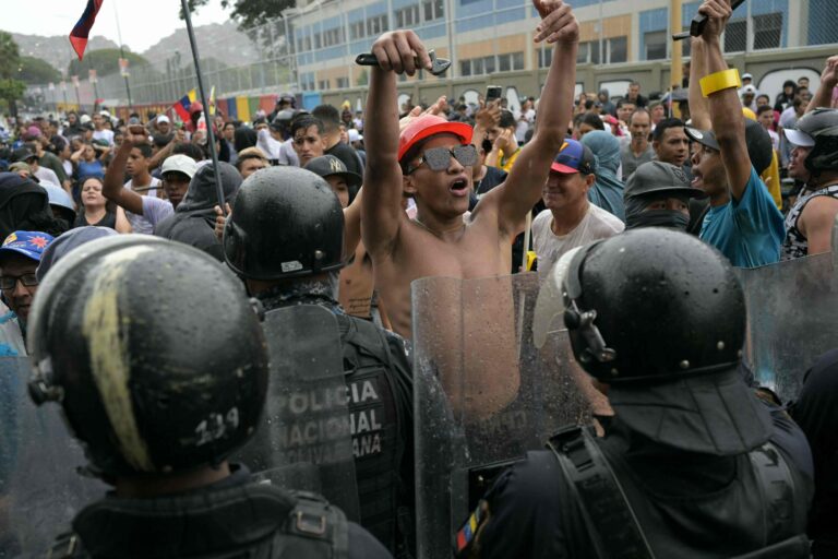 TOPSHOT - VENEZUELA - ELECTION - VOTE - AFTERMATH - PROTEST