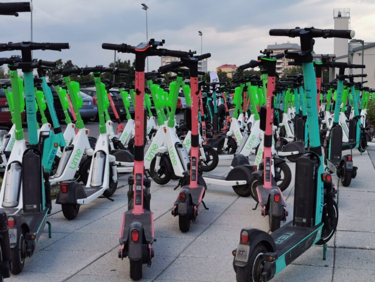 Electric_kick_scooters_Raatti_Oulu_20220702