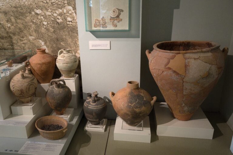 Late_bronze_age_storage_vessels,_AM_of_Nafplio,_202136