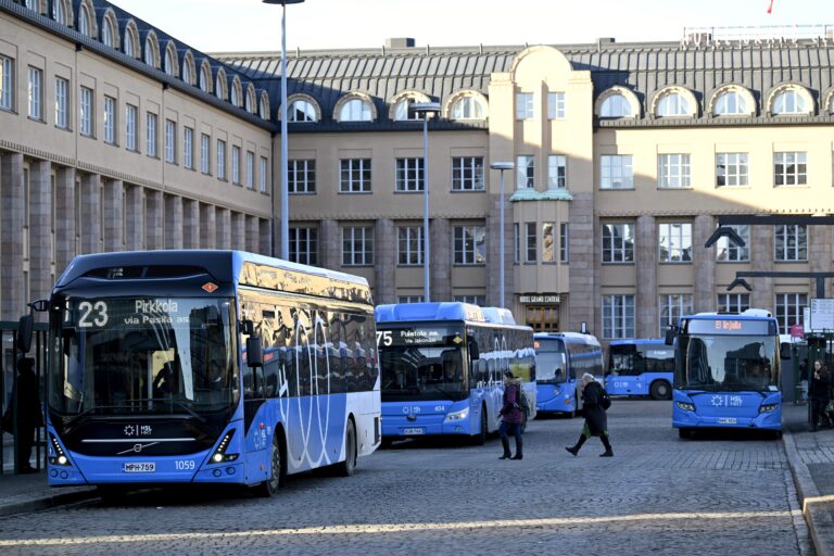 Poliittiset lakot, polttoainepula ja julkinen liikenne