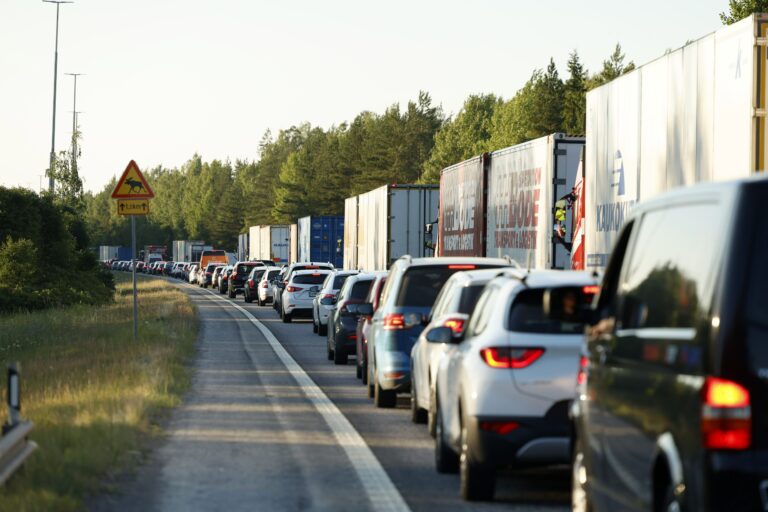 Lahden moottoritiellä useamman ajoneuvon liikenneonnettomuus