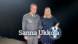 Sanna Ukkolan vieraana kenraali Janne Jaakkola. Kuva: Tuukka Ylönen