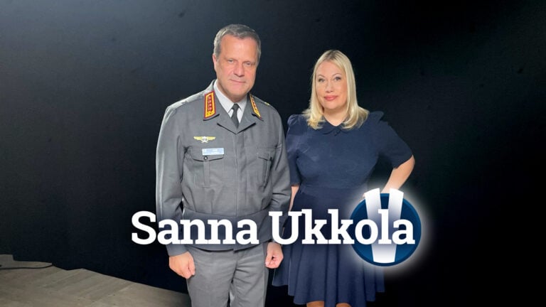 Sanna Ukkolan vieraana kenraali Janne Jaakkola. Kuva: Tuukka Ylönen