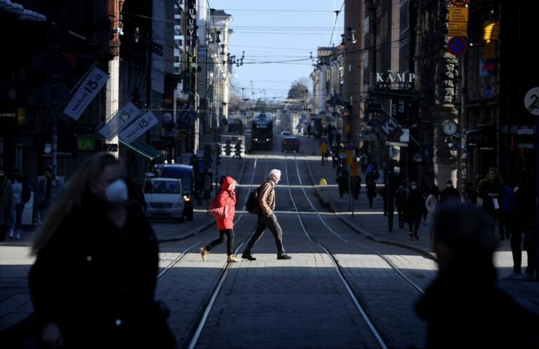 Ihmisiä Helsingin keskustassa