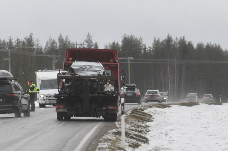 Suomussalmella kahden auton nokkakolari