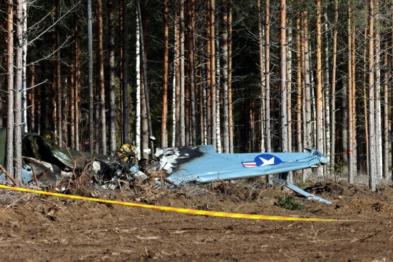 Kaksi ihmistä on kuollut pienlentokoneen maahansyöksyssä Lopella