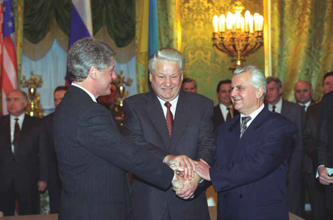 Presidents_after_signing_the_Trilateral_Statement,_Moscow,_1994