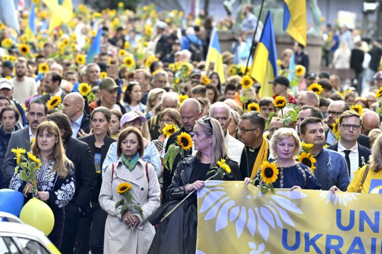 People supporting Ukraine on Ukraine's independence day