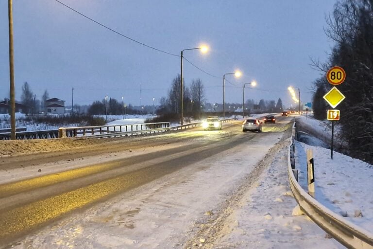 Kaksi lasta on kuollut ja kolmas alaikäinen sai vakavia vammoja nokkakolarissa Seinäjoella aamulla