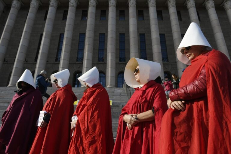 Eduskuntatalon edessä mielenilmaus, koska eduskunnan enemmistö tuki ministeri Soinia aborttikannoista huolimatta