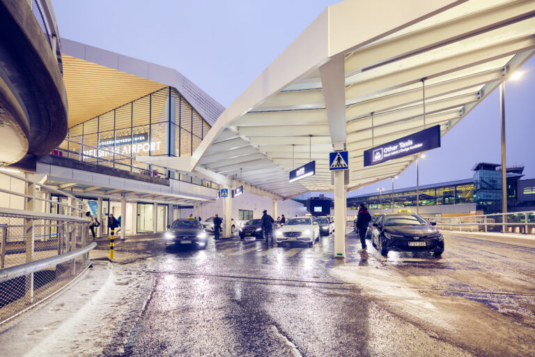 helsinki_airport_multimodal_travel_centre_taxi_station_1