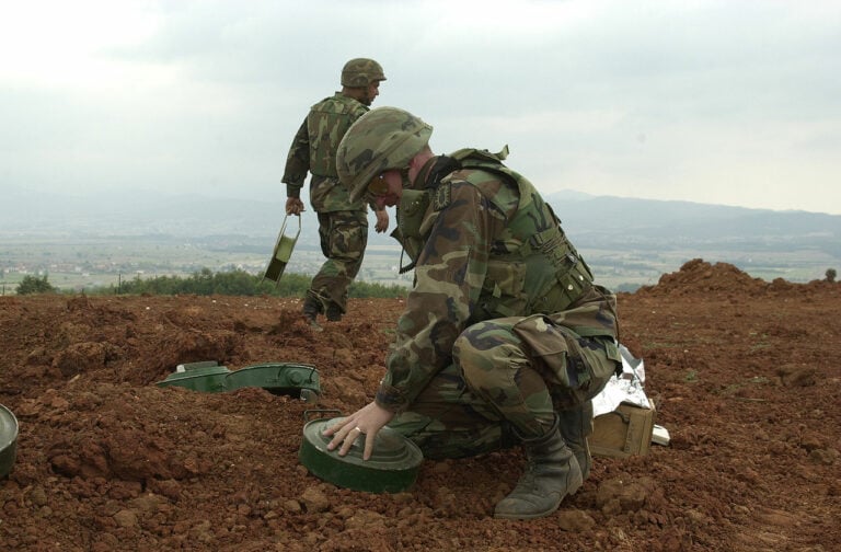 1280px-US_Soldiers_removing_landmines