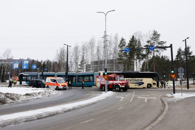 Pikaratikan ja tila-auton kolari