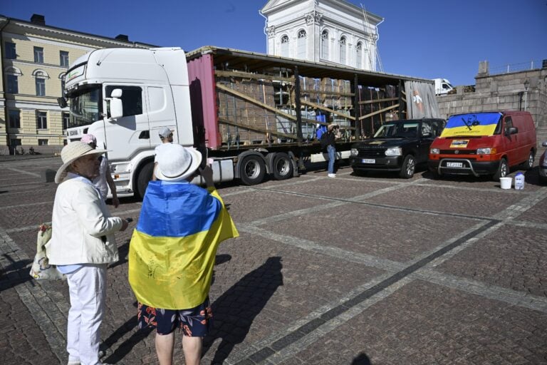 Yksityinen avustussaattue lähtee lähipäivinä Suomesta Ukrainaan, kampanjan vetäjiä ja suojelijoita tavattavissa Senaatintorilla