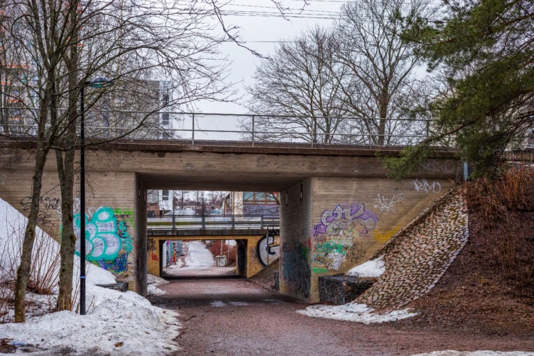 Pedestrian_underpass_of_Ojapolku_in_Myyrmäki,_Vantaa,_Finland,_2022_April