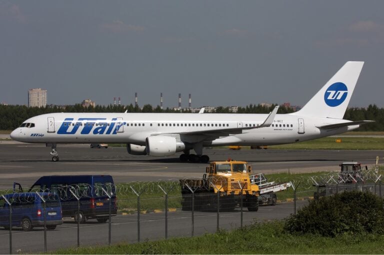 UTair_Boeing_757-200_Dvurekov