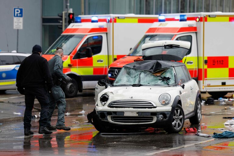 Car drives into crowd in Munich, several injured: German police